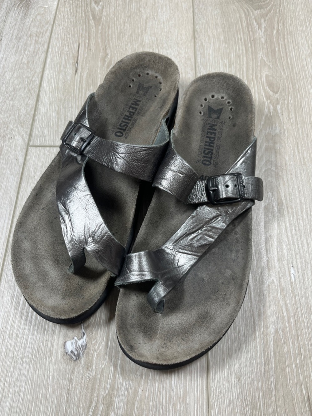 Mephisto Women's Metallic Pewter Leather Toe-Loop Sandals Size 40